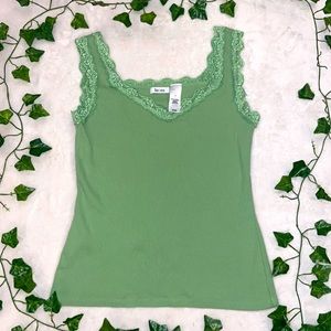 Selling this beautiful green Liz&Co tank top.